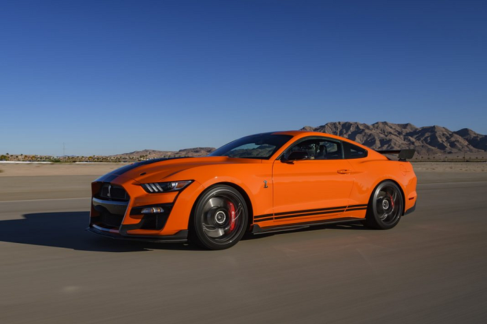 Mustang Bullitt fastback được bán với hai tùy chọn màu sơn Shadow Black và Dark Highland Green. Phiên bản Bullitt được trang bị động cơ V8 5.0 lít, sản sinh công suất lên tới 454 mã lực.