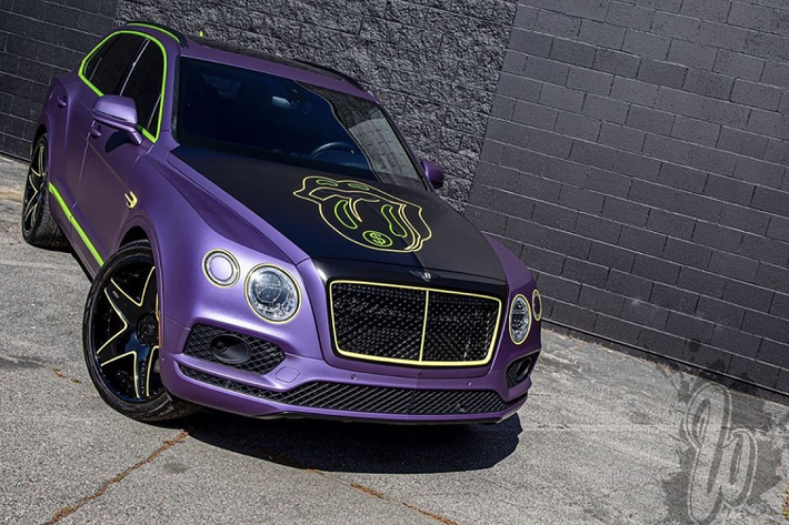 Ngoài ra, để thêm phần hầm hố cho chiếc xe, thương hiệu West Coast Customs đã lựa chọn bộ mâm Forgiato 5 chấu đơn cỡ lớn mang tên Classico để gắn cho chiếc Bentayga. Bộ mâm được sơn đen bóng, kết hợp với đó chính là viền màu xanh neon đầy nổi bật, ăn nhập với ngoại hình của chiếc xe.
