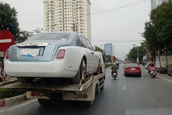 Sức mạnh được truyền tới bánh thông qua hộp số tự động 8 cấp với công nghệ "hỗ trợ vệ tinh" khi sang số, nhờ đó, xe có thể tăng tốc từ vị trí xuất phát lên 100 km/h chỉ trong thời gian 5,3 giây, nhanh hơn 0,4 giây so với thế hệ cũ. Giá xe Rolls-Royce Phantom VIII lên đến 420.325 đô la (tương đương 9,8 tỷ đồng) tại thị trường nước ngoài, còn ở tại Lào, hiện chưa rõ giá xe Rolls-Royce Phantom VIII là bao nhiêu.