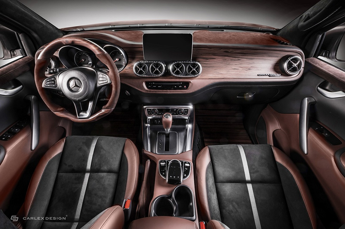 Bên trong X-CLass gây ấn tượng với tone màu nâu chủ đạo đến từ vật liệu gỗ và da Alcantara. Vô-lăng và khu vực táp-lô được ốp gỗ, trong khi vật liệu da được dùng cho viền cửa, cần số, ghế ngồi...