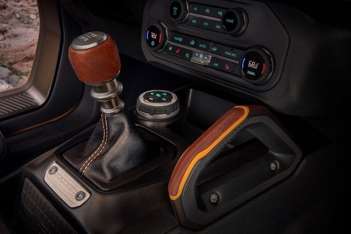 Ford Bronco mới sẽ có hai lựa chọn hộp số: tự động 10 cấp (tỷ lệ số truyền 67,8:1 có hộp chuyển đổi 4x4) và số sàn 7 cấp “6+1 Crawler Gear” có tỷ lệ 94,97:1 độc quyền.