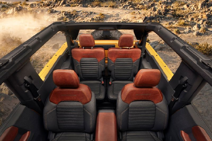 Được cung cấp trong cấu hình thân xe 2 cửa hoặc 4 cửa, Ford Bronco 2021 sẽ mang đến trải nghiệm gần gũi với thiên nhiên nhờ trần xe vải mềm, mui cứng một mô-đun hoặc cửa sổ trời kép. Như đã đề cập ở trên, các cánh cửa của xe rất dễ tháo lắp, điều này sẽ giúp ích nhiều trong việc vận chuyển hàng hóa. Giá xe Ford Bronco Sport 2021 khởi điểm từ 28.155 USD (giá đã bao gồm phí vận chuyển), nó sẽ có mặt tại các đại lý ở Mỹ vào cuối năm nay.