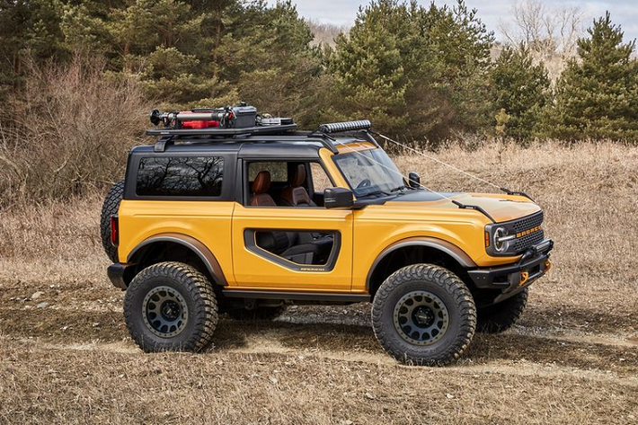 Động cơ tăng áp EcoBoost 2.4L 4 xi-lanh là tiêu chuẩn trên Ford Bronco 2021, cỗ máy này sản sinh công suất 270 độ và mô-men xoắn cực đại 420Nm. Một số tin đồn cho rằng Ford sẽ sớm bổ sung một tùy chọn động cơ EcoBoost V6 2.7L mạnh mẽ 310 mã lực / 542Nm.