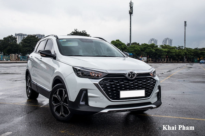 Mẫu Baic X55 tại Việt Nam mang đến màn hình giải trí 9 inch đặt nổi với khả năng kết nối USB/AUX/Bluetooth... cùng đầu ra là dàn âm thanh 6 loa.