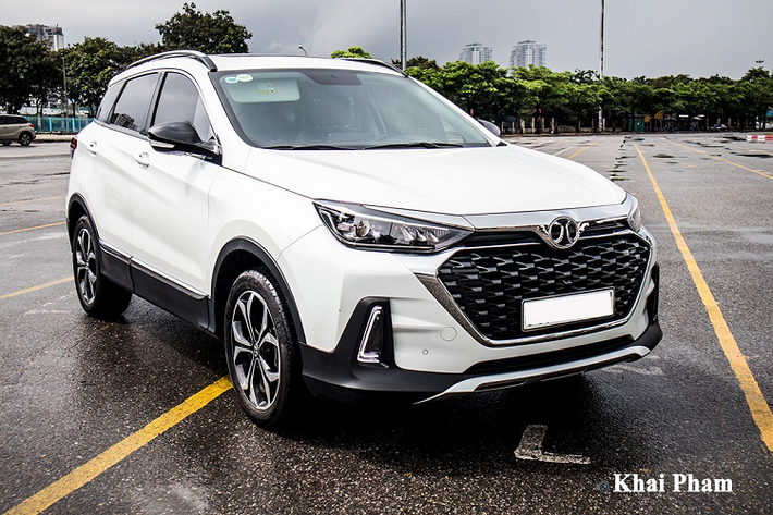 Đầu ttháng 4/2020, Baic X55 2020 mới bắt đầu được đơn vị phân phối nhập khẩu từ Trung Quốc về Việt Nam. Gần như ngay lập tức, mẫu xe ô tô mới có mức giá chỉ ngang Toyota Vios đã gây được sự chú ý của người tiêu dùng Việt bên cạnh Brilliance V7 cũng cùng nhà phân phối.