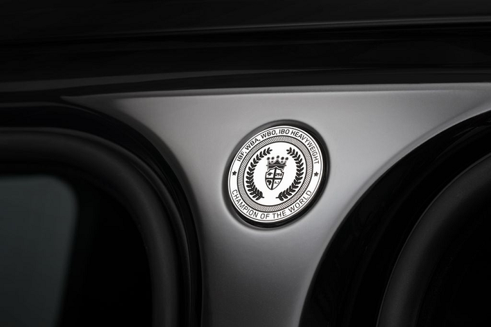 Theo kế hoạch, chiếc “xế hộp” Range Rover mới của Joshua sẽ có nhiệm vụ hộ tống anh tới sân vận động của câu lạc bộ Tottenham Hotspur tại thủ đô London vào ngày 20 tháng 6 tới, nơi sẽ diễn ra trận đấu tiếp theo với tay đấm người Bulgaria - Kubrat Pulev.