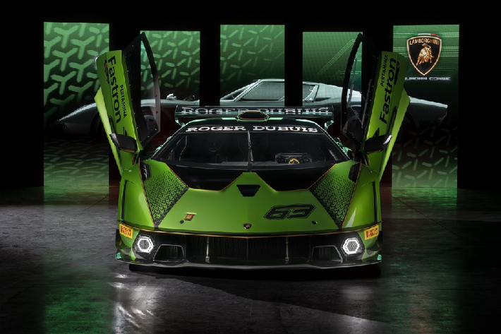Nhìn từ phía trước siêu xe Lamborghini Essenza SCV12 mới nổi bật với cặp đèn đề-mi hình lục giác, phần nắp ca-pô được trang trí với các chi tiết hình học theo dạng đối xứng.