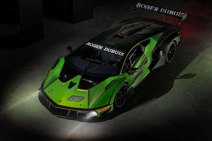 Mitja Bokert, người đứng đầu Lamborghini Centro Stile, chia sẻ mẫu xe này thể hiện được những yếu tố thể thao của hãng từ quá khứ cho đến hiện tại. Cánh gió sau lớn, cánh gió hông và cánh gió trước đều được lấy cảm hứng từ mẫu xe Huracan Super Trofeo EVO và GT3 EVO.