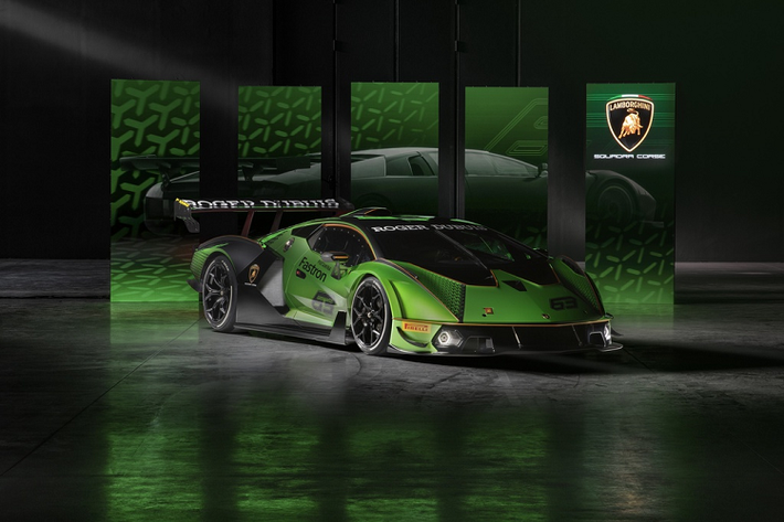 Lamborghini vừa tiết lộ mẫu siêu xe phiên bản giới hạn Essenza SCV12, chỉ có 40 chiếc được sản xuất và tất cả đều là phiên bản dành riêng cho đường đua. Những chủ nhân tương lai của Lamborghini Essenza SCV12 mới sẽ được tham gia một câu lạc bộ đặc biệt với các chương trình được Lamborghini thiết kế riêng.
