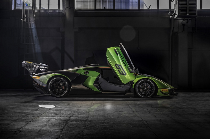 Khung gầm monocoque của Lamborghini Essenza SCV12 đặc biệt này được làm từ sợi carbon thế hệ mới giúp khối lượng của chiếc siêu xe này dừng lại ở mức 500 kg. Khi chạy ở tốc độ 250 km/h, thiết kế khí động học giúp Essenza SCV12 tạo được lực nén xuống mặt đường lên đến 1.200 kg, cao hơn những chiếc xe đua GT3.