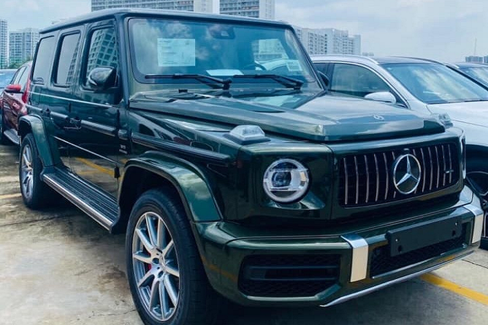Dòng xe SUV hạng sang Mercedes-AMG G63 2020 mới vẫn đang nhận được sự yêu thích của các khách hàng Việt, trong đó, không chỉ có các công ty nhập khẩu tư nhân bận rộn mở công G63 để bàn giao cho khách hàng mà còn có đại lý chính hãng. Gần đây nhất, sau hơn 35 chiếc SUV hạng sang Mercedes-AMG G63 về nước với 2 màu sắc quen thuộc là trắng và đen, một chiếc Mercedes-AMG G63 chính hãng có mặt tại Việt Nam với ngoại thất sơn màu độc rất lạ mắt và nổi bật.
