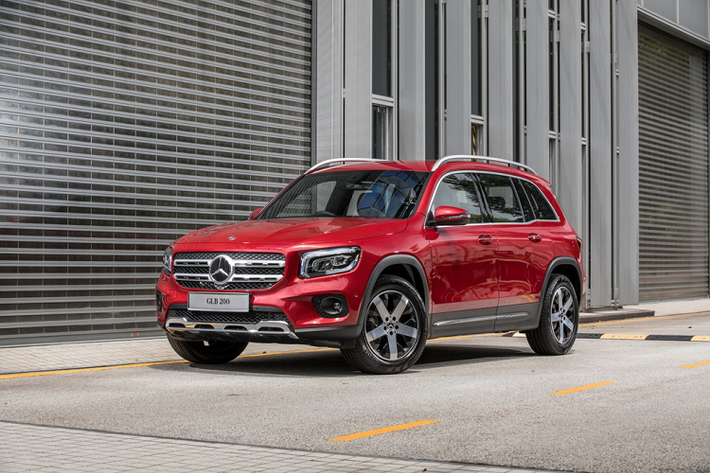 Mercedes-Benz vừa giới thiệu mẫu SUV GLB tại thị trường Malaysia. GLB là dòng xe cỡ nhỏ thứ 4 của hãng xe Đức tại Malaysia, bên cạnh A-Class, B-Class và CLA-Class. Ra mắt toàn cầu hồi tháng 6/2019, Mercedes-Benz GLB 2020 mới được xây dựng trên nền tảng MFA2 và là mẫu xe xếp giữa GLA cùng GLC.