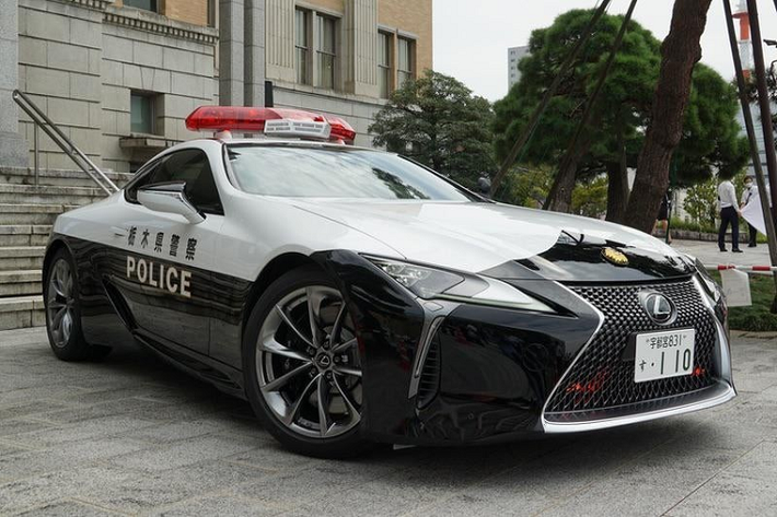 Tiến vào bên trong khoang lái, Lexus LC500 có ghế ngồi được bọc da cao cấp, hệ thống giải trí với màn hình 10,3 inch kết nối cùng cụm phím touchpad. Một số chi tiết như bảng điều khiển trung tâm và bảng táp-lô đều do các thợ thủ công Takumi nổi tiếng của Lexus chế tạo.