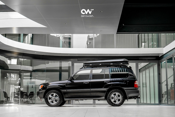 Những người đang sở hữu Toyota Land Cruiser cũ thường có sẵn một chiếc xe cỡ nhỏ hoặc sedan thông thường để đi lại hàng ngày. Còn chiếc Toyota Land Cruiser chủ yếu để thỏa mãn đam mê một thời, cũng như phục vụ gia đình chu đáo hơn trong những chuyến đi du lịch dài ngày. Việc sử dụng xe không thường xuyên khiến vấn đề tiêu hao nhiên liệu không đáng lưu tâm với chủ xe. Đối với chiếc Toyota Land Cruiser phiên bản V8 đặc biệt trang bị hộp số tự động này, có lẽ chủ xe là một người sưu tầm xe thực thụ và luôn chăm sóc nó ở mức tốt nhất.