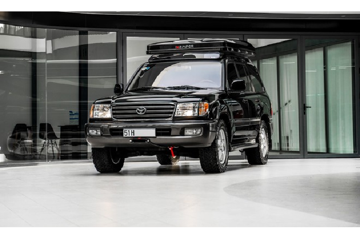 Toyota Land Cruiser mã 100 có mặt tại Việt Nam trong những năm 2000 hầu hết được liên doanh lắp ráp. Tuy vậy, vẫn có một số ít xe nhập khẩu không chính hãng hoặc qua các hình thức khác có một số khác biệt so với xe lắp ráp trong nước.