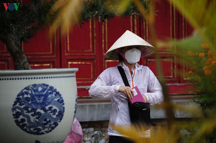 Ngày Mùng 3 Tết ngày cuối cùng Đại Nội miễn vé cho du khách Việt Nam nên ở đây lượng người đổ về tham quan khá đông, theo ghi nhận của PV thì mọi người không tập trung đông tại một điểm mà tản ra nhiều địa điểm để không tụ tập lại thành một nhóm đông, nhiều người đã trang bị cho mình khẩu trang để phòng ngừa.