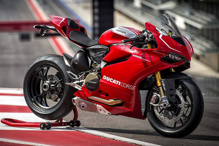 Được tạo ra với mục đích chiến thắng giải World SBK, Ducati Panigale RR được trang bị khối động cơ 1.198 cc, mức xy-lanh tối đa được phép tham dự giải World SBK. Trong một sự kiện chạy thử của tạp chí Road & Track, Panigale RR với sự hỗ trợ của ống xả đua dễ dàng đạt được công suất 202 mã lực, vận tốc tối đa 325 km/h.