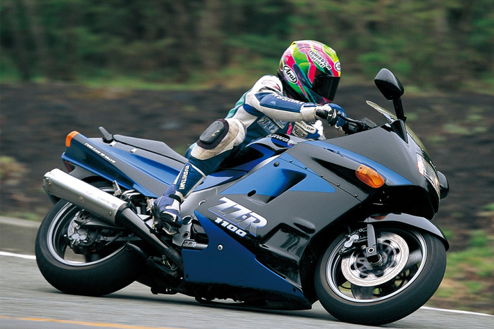 Sau sự thành công của dòng Tomcat ZX10, Kawasaki tiếp tục giới thiệu đến khách hàng mẫu sport-bike ZZ-R1100 vào năm 1999. Sức mạnh của ZZ-R1100 đã được nâng cấp lên nhờ khối động cơ 1.052 cc, đạt 145 mã lực. Bên cạnh đó, thiết kế xe cũng mang tính khí động học hơn, giúp chiếc dễ dàng cán mốc 283 km/h.