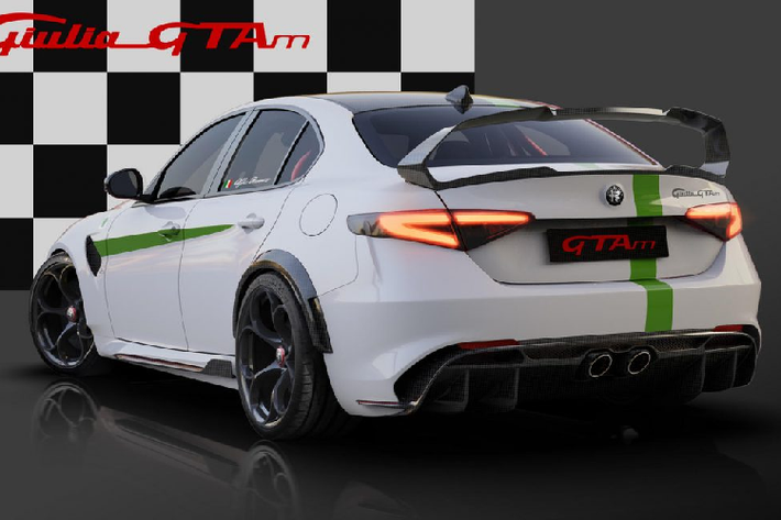 GTAm đưa chiếc xe lên một tầm cao mới bằng cách sử dụng ghế bằng sợi carbon và lót khoảng trống ở phía sau bằng Alcantara. Alfa Romeo sử dụng vật liệu Lexan thay cho kính tiêu chuẩn ở cửa sổ và kính sau của xe.