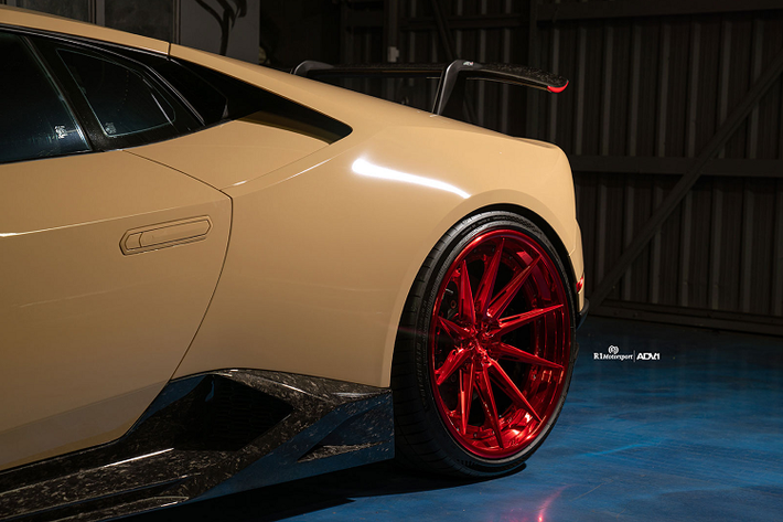 Nhắc đến động cơ, sức mạnh của siêu xe Lamborghini Huracan Performante vẫn được cung cấp bởi khối động cơ V10 hút khí tự nhiên 5,2 L công suất 631 mã lực và mô-men xoắn 600 Nm. Kết hợp với hộp số tự động ly hợp kép bảy tốc độ, động cơ này giúp Huracan Performante chỉ mất 2,9 giây để đạt 100km / giờ và 8,9 giây để đạt tốc độ 200 km /h trước khi chạm ngưỡng tối đa 325 km / h.