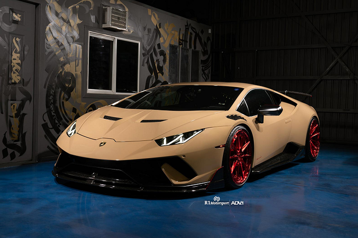 Rất ít chủ sở hữu siêu xe Lamborghini Huracan Performante (tên mã là LP640-4) nào nghĩ đến việc “độ đẽo” quá nhiều cho chiếc siêu xe của mình. Bởi lẽ bản thân chiếc xe đã sở hữu ngoại hình dữ dằn và khả năng vận hành vượt trội so với những phiên bản khác của nó. Tuy nhiên điều đó cũng chẳng thể ngăn được hãng độ ADV.1 đưa cái tên này vào danh mục sản phẩm của mình.