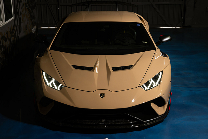 Trước đó, hãng độ ADV.1 đã từng cung cấp bộ bodykit cho những chủ xe sở hữu Lamborghini Aventador tiêu chuẩn muốn biến chúng thành phiên bản SV hàng hiếm, vì thế hãng độ không gặp quá nhiều khó khăn trong việc khiến phiên bản hiệu suất cao Performante trở nên bắt mắt hơn.