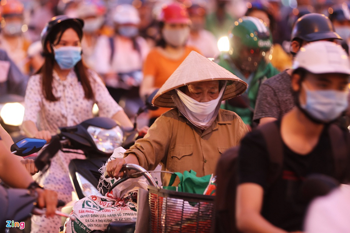 Người đi xe đạp phải dắt xe để vượt qua dòng phương tiện đang ùn ứ.