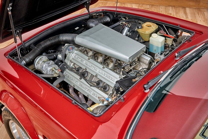 Bên dưới nắp ca-pô là khối động cơ V8 có công suất 243 mã lực, giúp xe tăng tốc 0-96 km/h trong 5,2 giây trước khi đạt tốc độ tối đa 270 km/h.