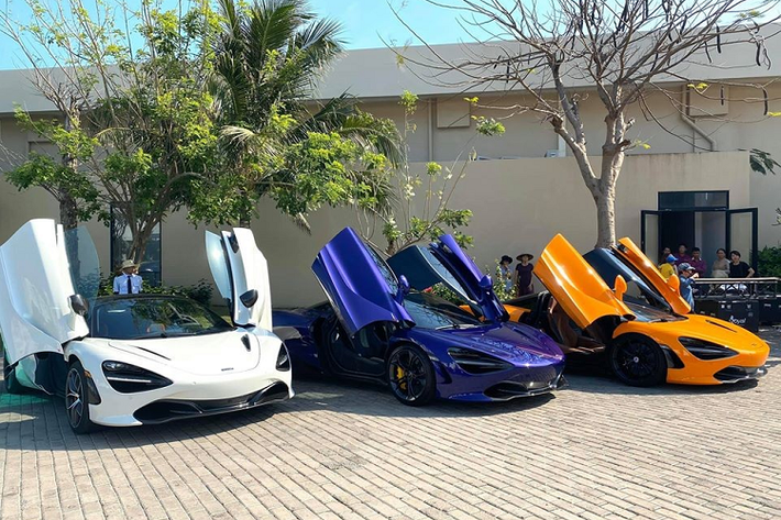 Thương hiệu McLaren đang được nhà giàu Việt yêu thích. Đặc biệt là dòng McLaren 720S với bản Coupe và mui trần đã có hơn 8 chiếc xuất hiện tại Việt Nam. Riêng buổi họp mặt này của đoàn Car Passion đã có đến 4 chiếc. Siêu xe McLaren 720S của Cường Đô la, McLaren 720S màu tím của chủ resort Long Hải và McLaren 720S màu trắng là bản mui trần. Ngoài ra còn có McLaren 720S Coupe màu đỏ.