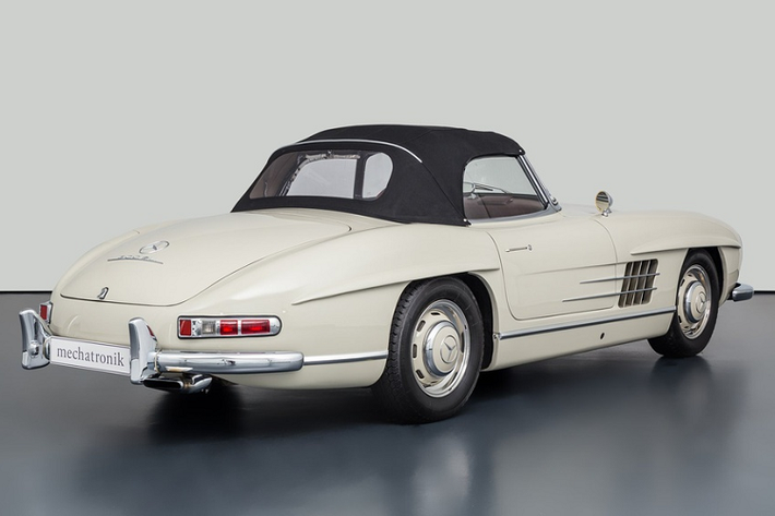 Khác với phiên bản coupe trước đó, phiên bản Roadster được trang bị tiêu chuẩn bộ ghế da thật thay cho ghế bọc vải caro. Ngoài ra, phiên bản này còn được bán kèm theo bộ vali cao cấp cũng làm từ da với khoang hành lý rộng rãi hơn. Do bệ cửa của xe được làm cao hơn so với các mẫu xe khác, Mercedes-Benz cũng đã thiết kế vô lăng của xe có thể gập 90 độ so với bảng taplo để việc ra vào khoang lái dễ dàng.
