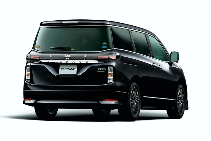 Rõ ràng, một lượng lớn nhu cầu đã thôi thúc Nissan tung ra phiên bản đặc biệt trong lần này. Tới đây, bạn có thể sẽ tự hỏi: Vậy Nissan Elgrand Highway Star Jet Black Urban Chrome có gì đặc biệt?