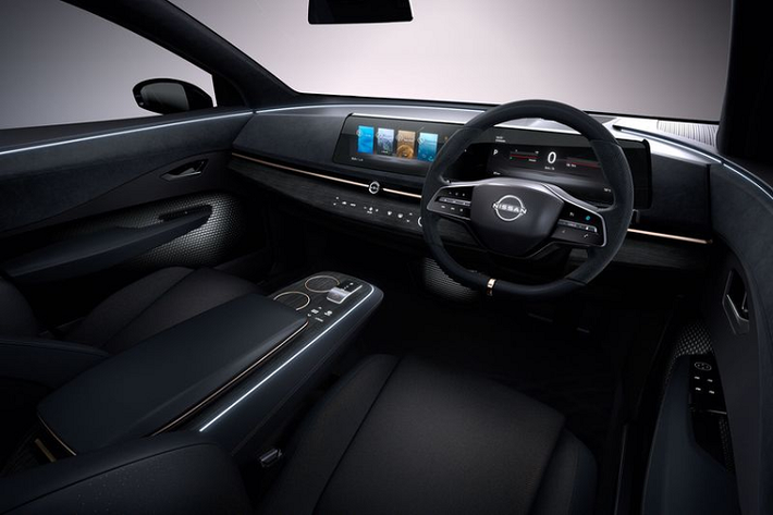 Là một mẫu crossover thuần điện nhưng kiểu dáng của Ariya lại mang hơi hướng SUV lai Coupe với phần mui phía sau vát nhẹ xuống đuôi tạo cảm giác mềm mại hơn rất nhiều. Bên cạnh đó, mâm xe trên Ariya cũng sẽ có kích thước cao nhất tới 21 inch. Đối với đuôi xe, cụm đèn hậu được thiết kế dạng 1 thanh Led kéo dài xuyên suốt tuy đơn giản nhưng lại không hề kém phần nổi bật khi nhìn vào ban đêm.