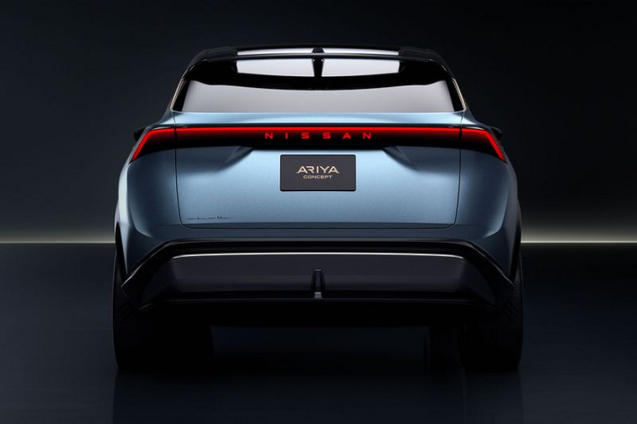 Hiện tại, Nissan chưa công bố thêm thông tin gì về hệ truyền động trên Nissan Ariya phiên bản thương mại. Theo một số nguồn tin, mẫu xe này sẽ được phát triển với bộ khung gầm riêng dành cho xe thuần điện và sử dụng hệ truyền động loại mô-tơ điện đôi gắn trên mỗi trục.