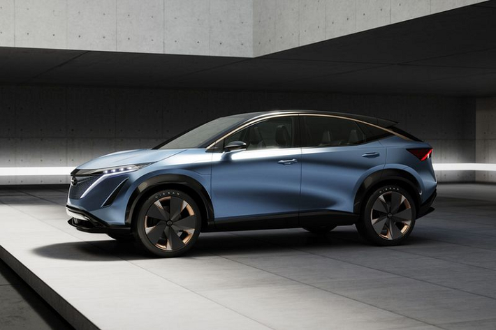 Ở phía trước, Nissan Ariya chạy điện không có quá nhiều chi tiết thừa và đa phần đều được thiết kế sắc sảo, bộ lưới tản nhiệt hình chữ V cỡ lớn, cụm đèn LED thanh mảnh cùng cản dưới to bản khoẻ khoắn.