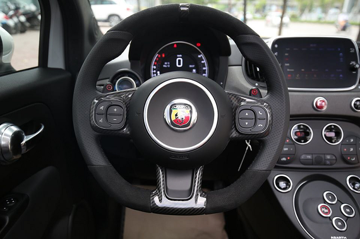 Nội thất Abarth 595 Esseesse được trang bị khá đơn giản, đồng thời mang chất xe thể thao với bộ ghế “Sabelt 70” có thiết kế lưng ghế ôm sát theo sống lưng của người ngồi, được bọc vật liệu da pha vải với đường chỉ khâ màu chỉ nổi bật đi kèm với logo thêu chữ “Abarth 79” làm điểm nhất, chưa hết, điểm đặc biệt là lưng ghế làm bằng vật liệu carbon, trong khi bàn đạp (pedal) cũng là từ vật liệu carbon.