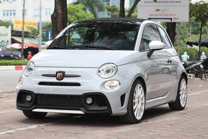 Fiat Abarth 595 Esseesse mới là phiên bản được ra đời để kỷ niệm 70 năm thành lập thương hiệu "bọ cạp" Abarth - 1 chi nhánh xe độ của dòng Fiat 500. Kể từ khi được mua lại bởi Fiat vào năm 1971, Abarth được biết tới nhiều hơn với vai trò là chi nhánh phát triển xe hiệu năng cao, tương tự AMG với Mercedes hay M của BMW.