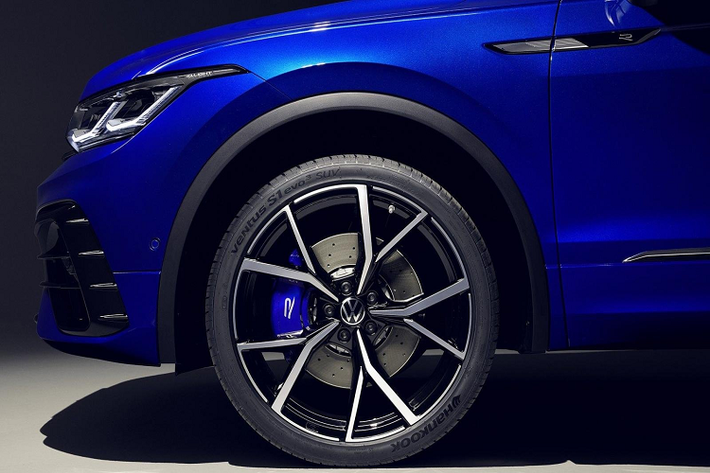 Bước vào bên trong, thay đổi trong khoang nội thất có vẻ rất khiêm tốn. Cụ thể, Volkswagen Tiguan thế hệ mới sở hữu cụm vô-lăng mới đi kèm các nút bấm/ trượt phát sáng. Hơn nữa, các nút điều khiển cảm ứng xuất hiện khắp cabin. Các phiên bản cao cấp hơn sẽ được lắp đặt hệ thống kiểm soát điều hòa công nghệ cao.