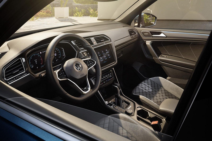 Điểm mới đáng chú ý phía đuôi xe nằm ở cặp đèn hậu và cản sau. Tên xe “Tiguan” đã được đặt ở vị trí trung tâm cửa cốp, ngay bên dưới logo VW cùng sự góp mặt của huy hiệu “4Motion” cách điệu.