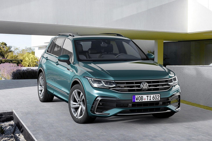 Về ngoại thất, Volkswagen Tiguan 2021 mới facelift có một cụm lưới tản nhiệt mới hoàn toàn, nối liền với cặp đèn pha tái thiết kế tương đối giống với người anh em Goft. Hãng xe Đức "vẽ" cho mẫu xe mới cản va trước thể thao hơn đi kèm hốc hút gió lớn, tạo hình dữ dằn hơn.