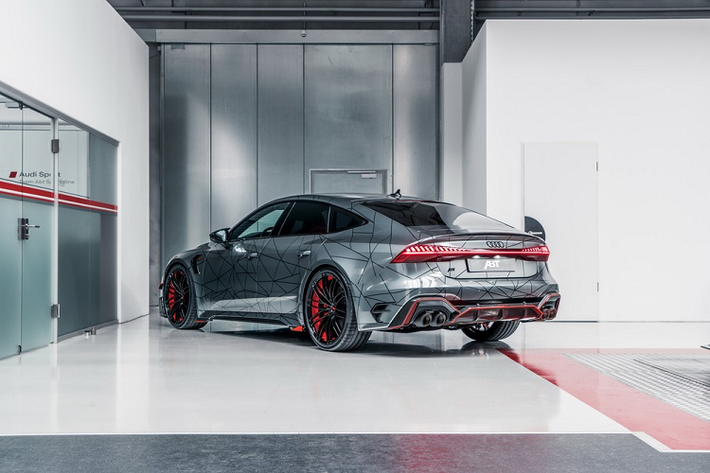 Audi ABT RS7-R độ được sản xuất giới hạn 125 chiếc. Để so sánh, động cơ tăng áp kép V8 dung tích 4.0 lít tiêu chuẩn của xe vốn sản sinh 592 mã lực và 800 Nm mô-men xoắn cực đại, kết hợp hệ dẫn động 4 bánh quattro và một hộp số tự động 8 cấp.