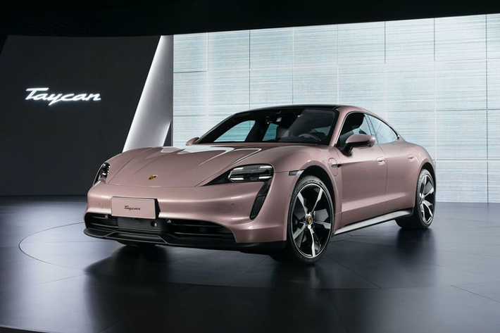 Sau gần một năm công bố Taycan, Porsche đã tiếp tục giới thiệu tới khách hàng phiên bản cơ sở dùng dẫn động cầu sau của chiếc xe điện cao cấp. Tạm thời, Porsche Taycan RWD mới chỉ được cung cấp ở thị trường Trung Quốc, nhưng hãng xe Đức cũng có thể phân phối Taycan RWD ở các quốc gia khác.