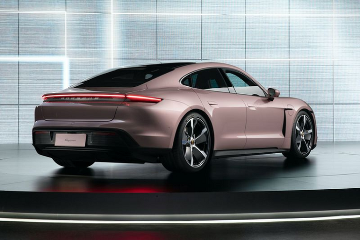 Porsche Taycan tiêu chuẩn có thể vận hành đến 414 km với mỗi lần sạc đầy, theo chu kỳ kiểm tra NEDC. Phạm vi hoạt động của Taycan RWD có thể tăng lên 489 km khi xe được trang bị Performance Performance Plus hai tầng 93.4 kWh, giống các bản Turbo và Turbo S.