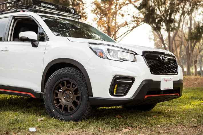 Phiên bản giới hạn trang bị sẵn gói nâng cấp Comfort. Nhờ đó, Forester Edition Sport40 được trang bị với điều hòa tự động hai vùng tiêu chuẩn, cửa sổ trời toàn cảnh, gương chiếu hậu chỉnh điện, gập điện và sưởi, vô lăng sưởi, hệ thống thông tin giải trí 8 inch, đài DAB +, tương thích Apple CarPlay và Android Auto, điều hướng với các bản cập nhật miễn phí trong ba năm và camera lùi.