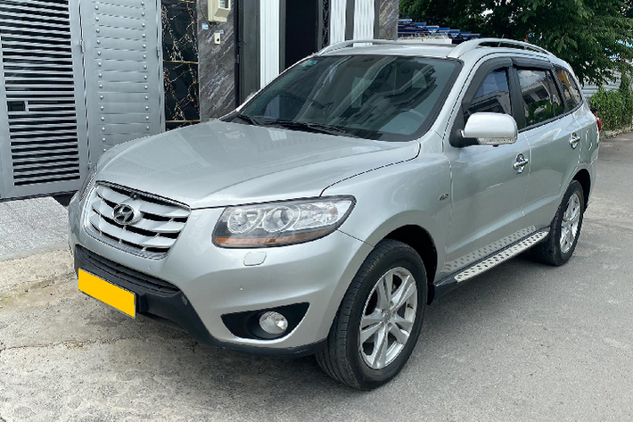 Thay vì lựa chọn “đập hộp” các mẫu CUV hay sedan hạng B, thì với số tiền khoảng 600 triệu đồng người mua hoàn toàn có thể chọn một chiếc Hyundai SantaFe nhập Hàn đời cũ nổi trội với nhiều trang bị “đồ chơi” hấp dẫn, sử dụng máy dầu bền bỉ và kinh tế.