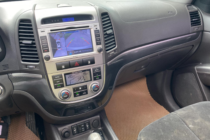 SantaFe SLX sở hữu hàng ghế trước chỉnh điện 10 hướng + nhớ vị trí. Tất cả ghế ngồi được bọc da kết hợp với vải Alcantara cao cấp. Xe có Smart Key, khởi động bằng nút bấm Start/Stop. Vô lăng xe được tích hợp ga tự động (cruise control), tích hợp điện thoại rảnh tay hay điều khiển bằng giọng nói.
