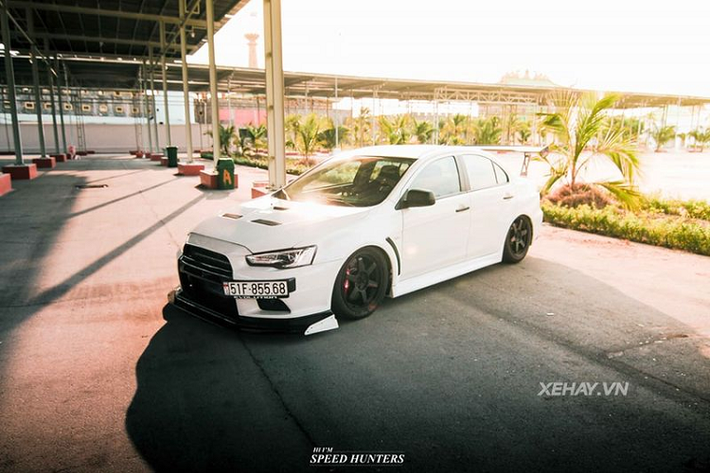 Được biết, khoang nội thất của chiếc Mitsubishi Lancer Evolution X tại Việt Nam này đã được chủ nhân nâng cấp với bộ ghế xe đua Recaro màu đỏ thể thao, đồng hồ đo áp suất dầu và thông số kỹ thuật mới...