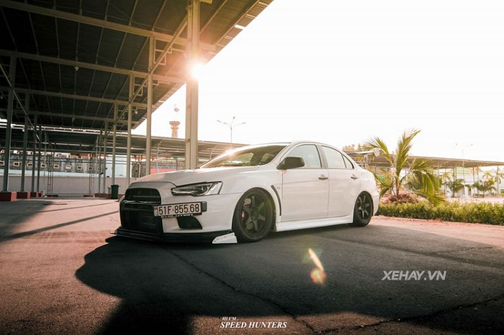 Cụ thể, chiếc xe thể thao Mitsubishi Lancer Evolution X này mang tới cái nhìn đậm chất cá tính và khoẻ khoắn. Xe sở hữu màu sơn trắng tinh khôi cùng các chi tiết như cản dưới mâm xe, cánh gió... đều được sơn đen tương phản nhằm gia tăng sự nổi bật.