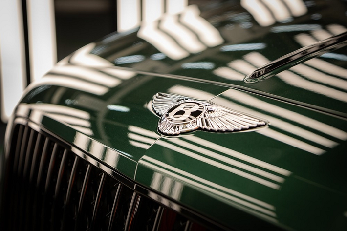Cả ba thế hệ Flying Spur đều được thiết kế, chế tạo, phát triển và sản xuất tại nhà của Bentley ở Crewe, nơi mà đội ngũ 250 lao động lành nghề gồm các nhà thiết kế, kỹ sư và thợ thủ công đã mất khoảng 100 giờ để sản xuất ra một chiếc xe Bentley Flying Spur. Hiện dòng xe Bentley Flying Spur thế hệ thứ 3 còn kiêm luôn chức vụ của mẫu xe Bentley Mulsanne đã bị khai tử để lại mà chưa có người thừa kế.