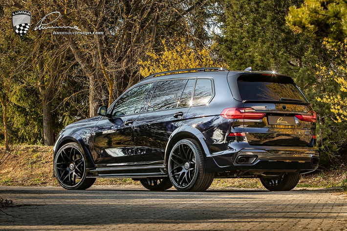 Đuôi xe được trang bị thêm cánh gió và bộ khuếch tán cỡ lớn, khiến chiếc BMW X7 trông cơ bắp và thể thao hơn. Với bộ bodykit mới, chiều rộng của chiếc SUV đến từ Đức cũng được tăng thêm 50,8 mm mỗi bên. Xe còn trang bị bộ mâm hợp kim có kích thước lên đến 24 inch.