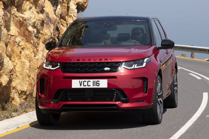 Land Rover Discovery Sport 2020 mới là một sự nâng cấp rõ rệt khi so sánh với thế hệ hiện tại, đặc biệt là những thay đổi kĩ thuật. Chiếc crossover giờ đây sử dụng nền tảng Premium Transverse Architecture (PTA) mới nhất từ nhà sản xuất xe hơi Anh Quốc, với các vật liệu hỗn hợp, giúp gia tăng độ cứng vững của kết cấu lên tới 13%.